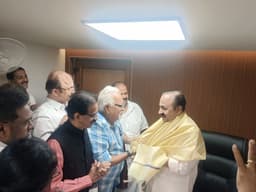 മുഖ്യമന്ത്രി വി.ഡി.സതീശനെ പബ്ലിക് പ്ലാറ്റ്ഫോം ക്ലബ് പ്രസിഡൻറ് പോൾ മുണ്ടാടൻ സെക്രട്ടറി പി.എ. ഹംസക്കോയ എന്നിവർ പൊന്നാടയണിയിക്കുന്നു