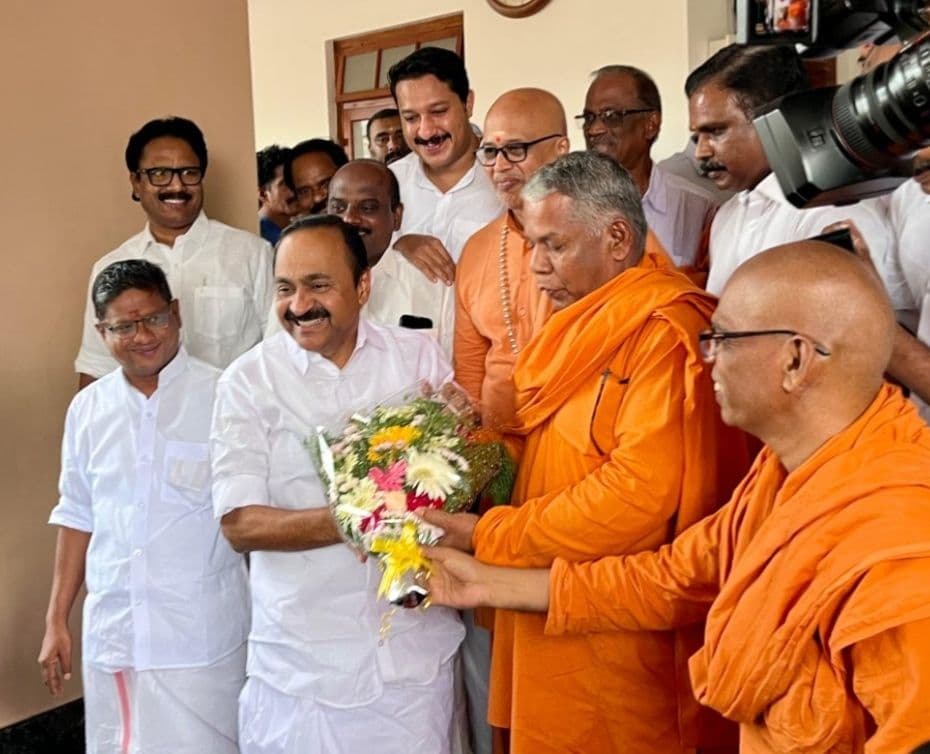 മുഖ്യമന്ത്രി ശിവഗിരി സന്ദർശിച്ചു