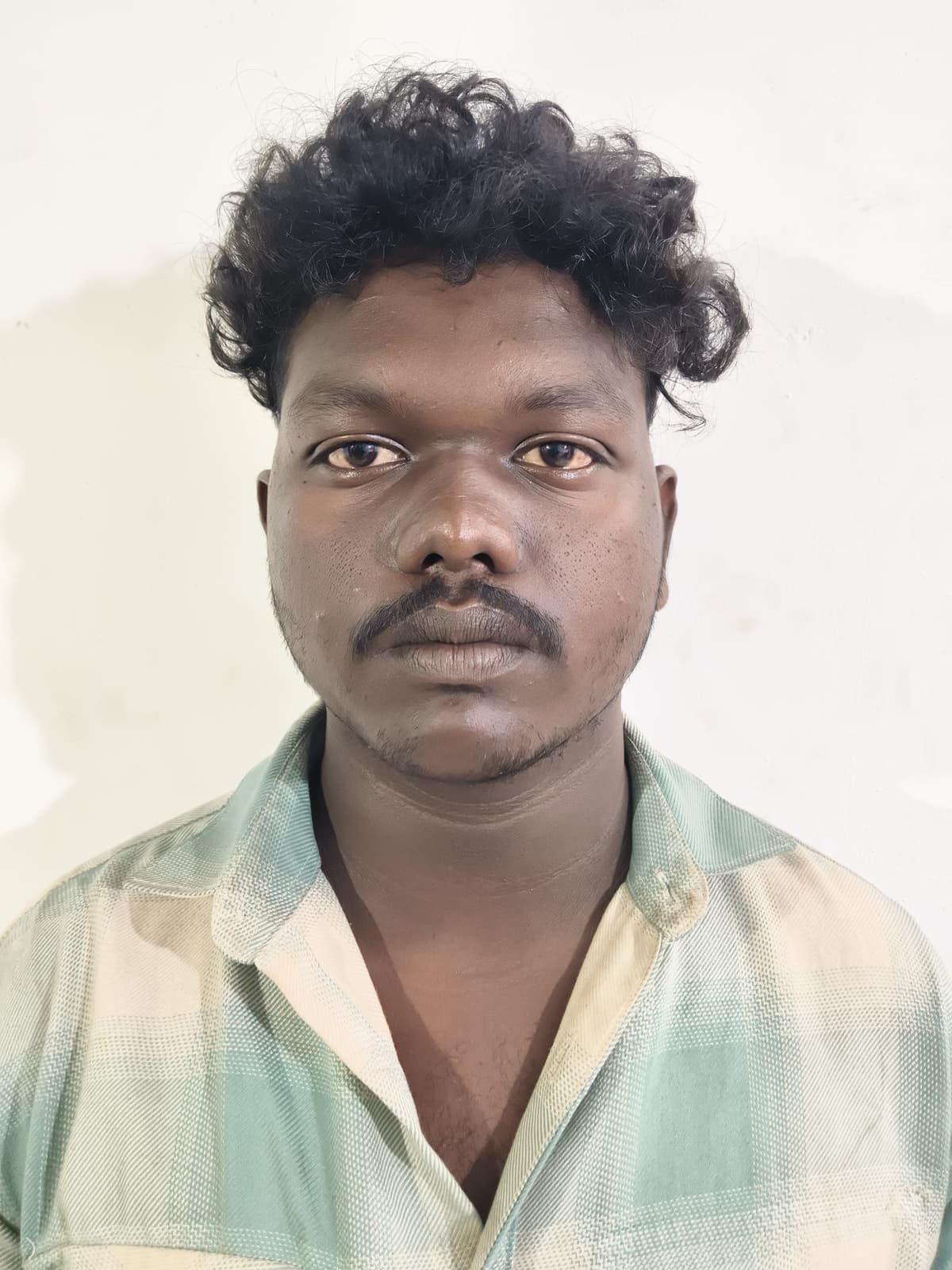 രാത്രി യുവതിയെ പിന്തുടർന്ന് അപമാനിക്കാൻ ശ്രമിച്ചവർ പിടിയിൽ