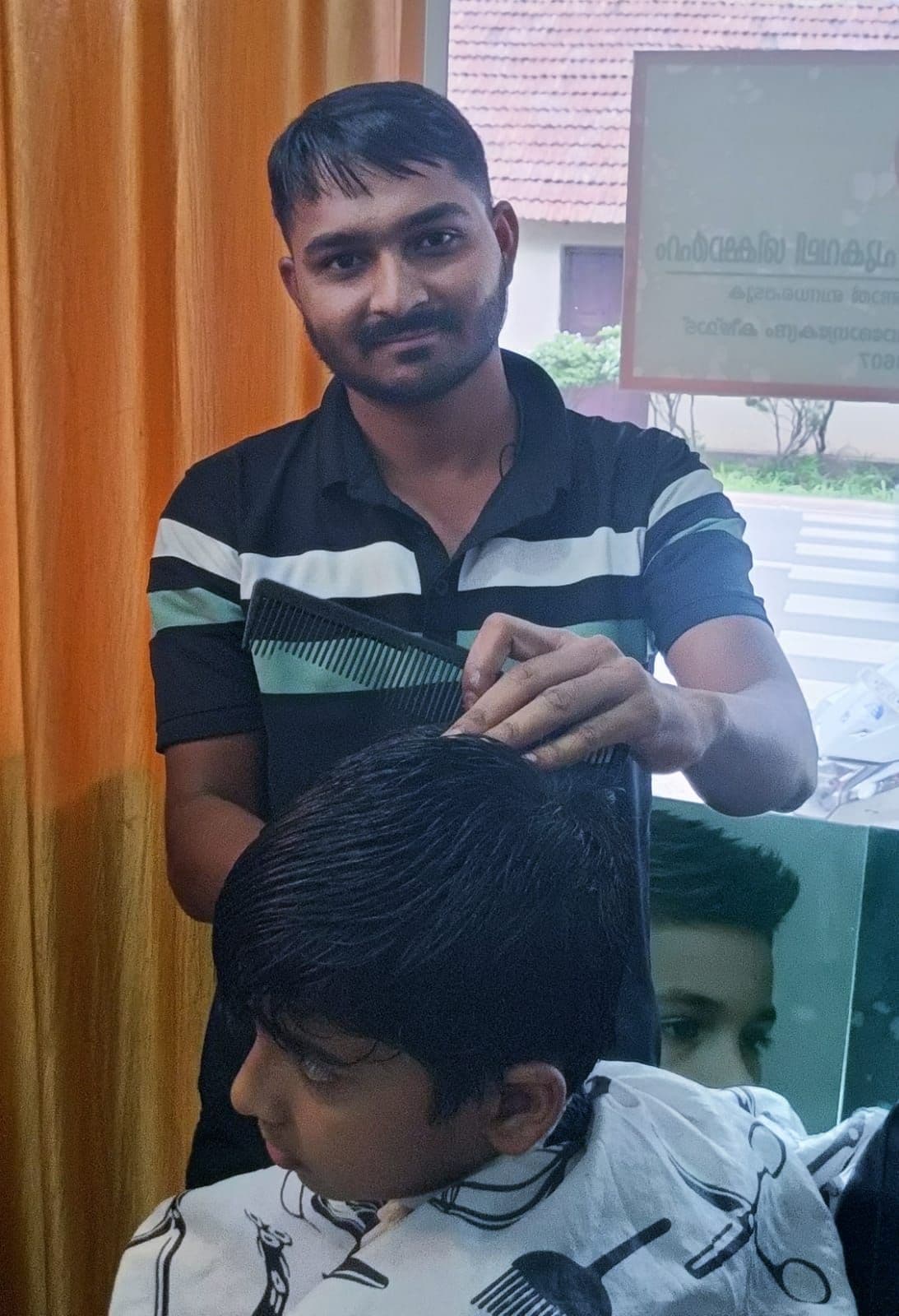 വ്യത്യസ്തനാണ് ഈ ബാർബർ