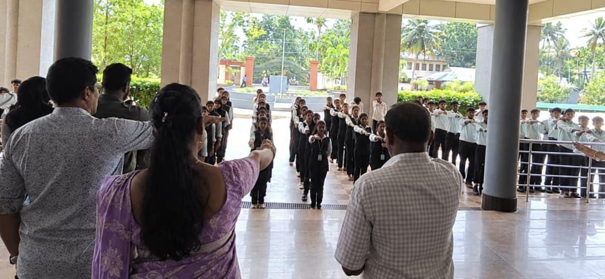 ലഹരി വിരുദ്ധ പ്രതിജ്ഞയുമായി എം.ഇ.എസ് വിദ്യാർത്ഥികൾ